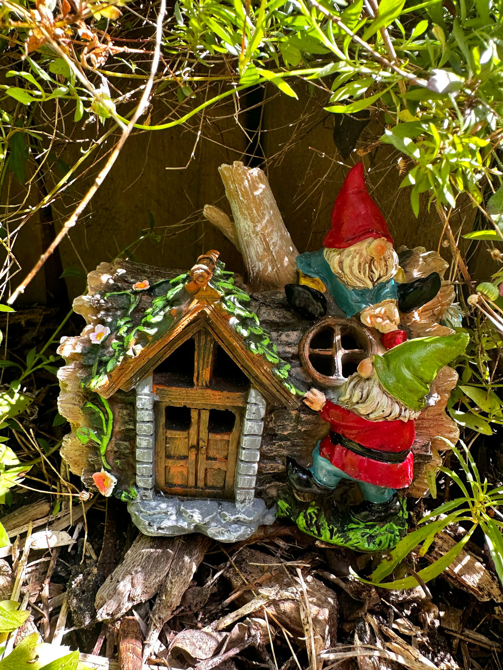 14.5cm Solar gnome log cabin house