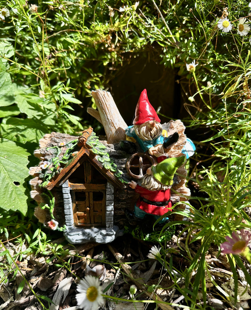 14.5cm Solar gnome log cabin house