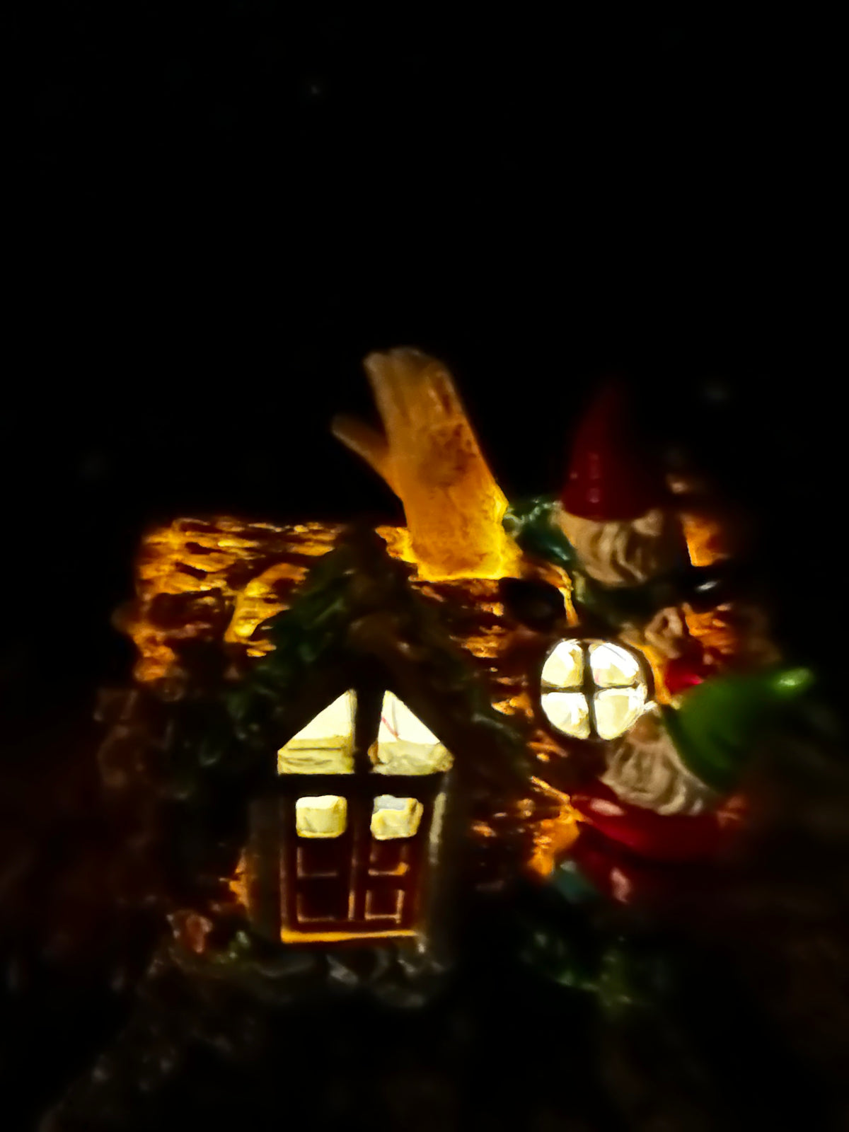 14.5cm Solar gnome log cabin house